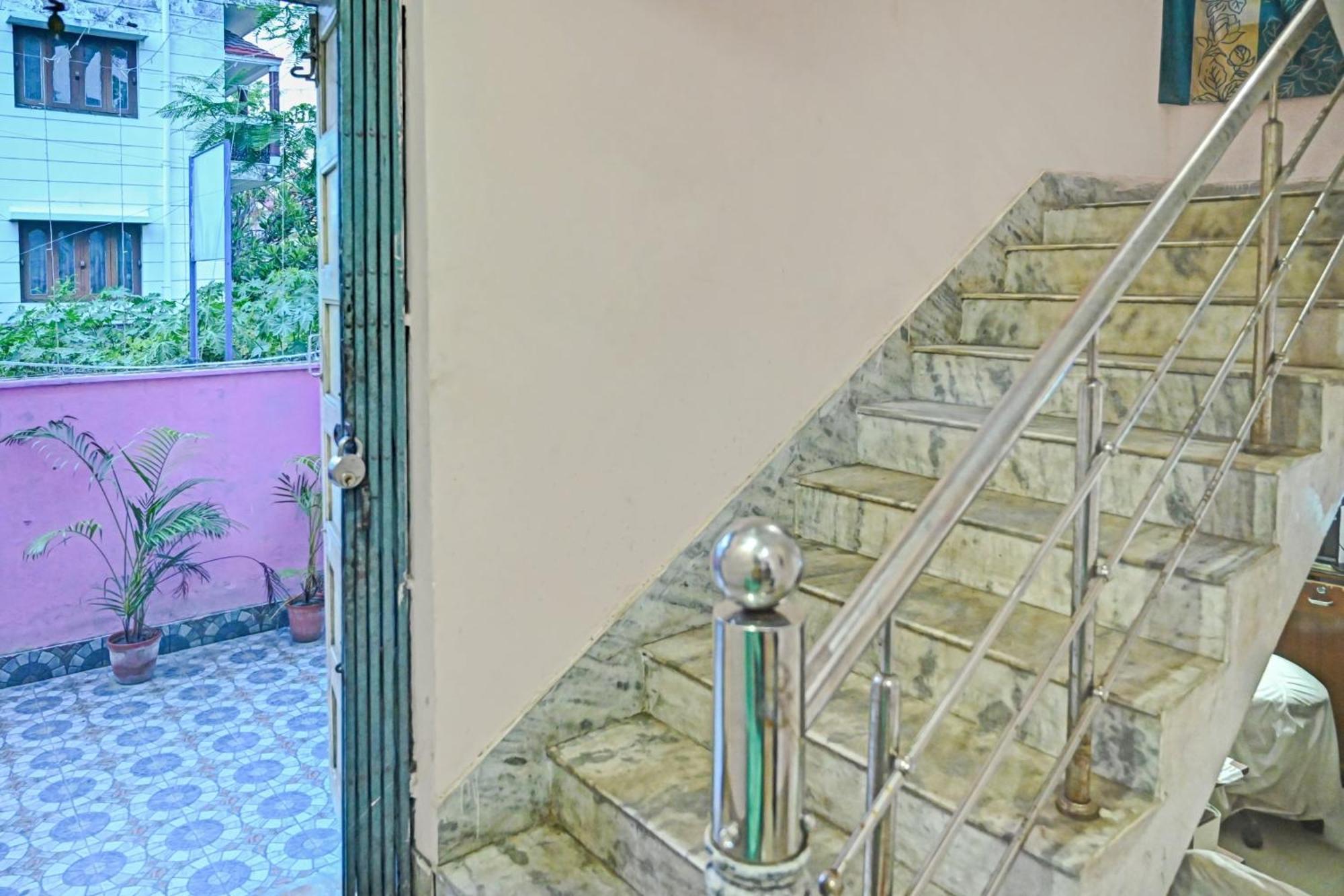Hotel O Adhikary Guest House Inn Kolkata